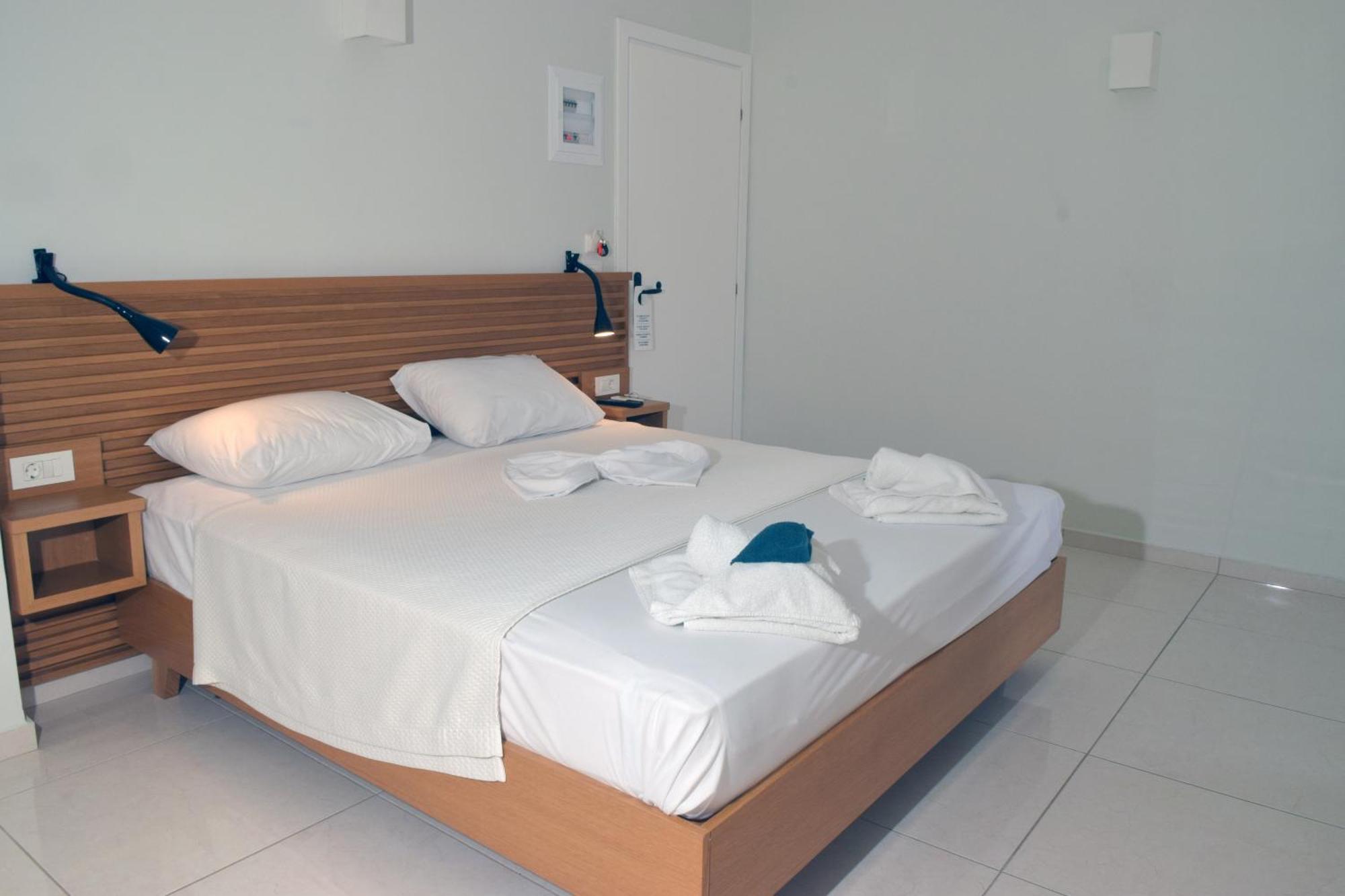 Mithos Premium Rooms Agia Marina Exteriör bild